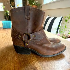 Mossimo short brown cowgirl boots